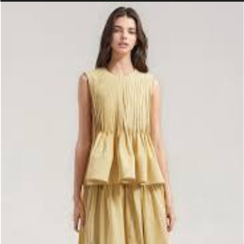 Elegant Yellow Pleated shirt/skirt set - size S